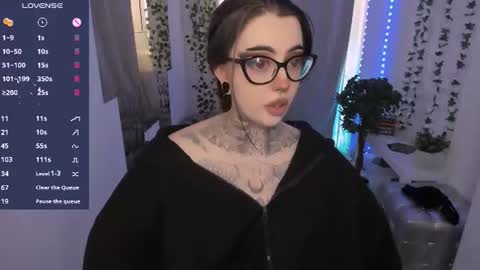 dixipixi_ online show from June 19, 2026, 6:29 am