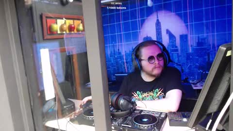 Snapshot of dj_capitain_claw chatting on January 17, 2025, 5:51 pm Adrian Arturo online show from January 17, 2025, 5:51 pm