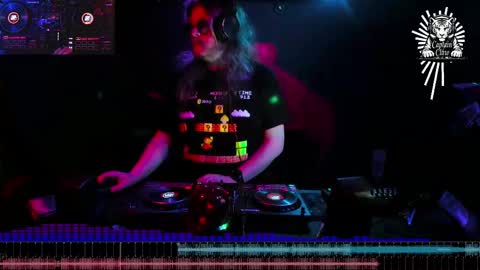 Snapshot of dj_capitain_claw chatting on February 23, 2025, 2:29 am Adrian Arturo online show from February 23, 2025, 2:29 am