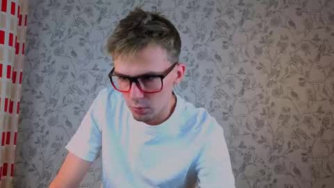 Snapshot of dobrovoritel chatting on April 14, 2026, 8:26 pm Robert online show from April 14, 2026, 8:26 pm