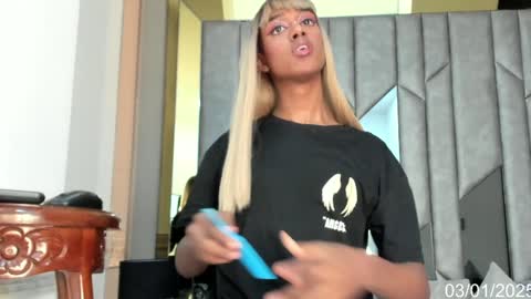 ISA DOLL online show from January 3, 2025, 4:06 pm