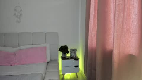 doll_oriana online show from May 3, 2026, 8:37 pm