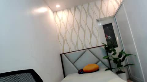 Snapshot of dollinheat chatting on October 18, 2025, 8:53 pm Make me Happy online show from October 18, 2025, 8:53 pm