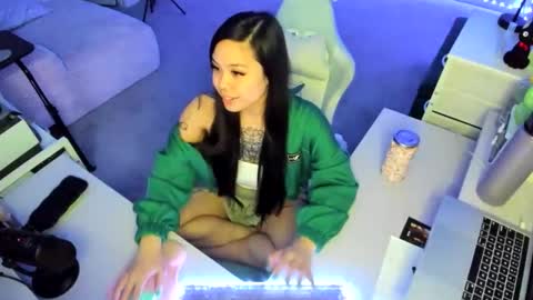 DOLLLFACE online show from February 1, 2026, 5:39 am