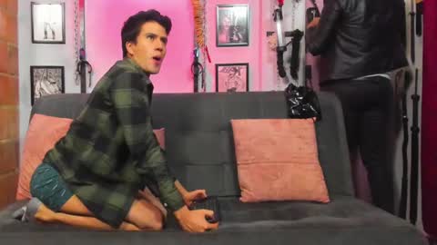 Snapshot of dom2travelers_sm chatting on March 10, 2025, 11:21 am Diego Castell online show from March 10, 2025, 11:21 am