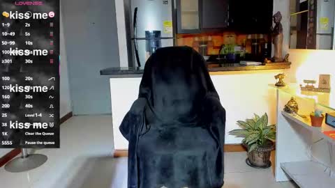 SANTI  independent model online show from October 7, 2025, 1:36 am