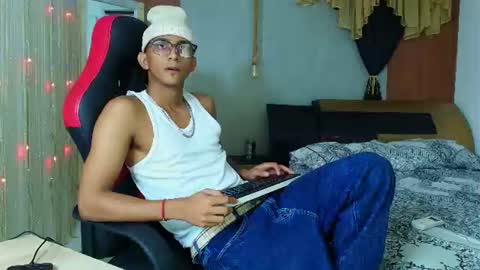 Snapshot of dominic_smith_ chatting on June 18, 2026, 4:35 am dominic_smith_ online show from June 18, 2026, 4:35 am
