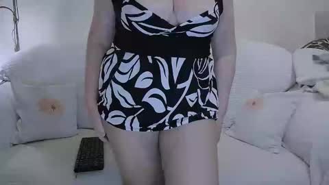 Snapshot of donnadoll4u chatting on March 12, 2025, 4:02 pm Erica online show from March 12, 2025, 4:02 pm