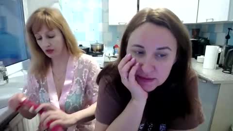 Snapshot of donnalimadonna chatting on December 9, 2024, 6:12 am Tatiana 43 curvy sexy body and Joanna redhead 39 years online show from December 9, 2024, 6:12 am