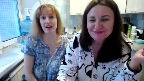 Snapshot of donnalimadonna chatting on January 14, 2025, 7:17 am Tatiana 43 curvy sexy body and Joanna redhead 39 years online show from January 14, 2025, 7:17 am