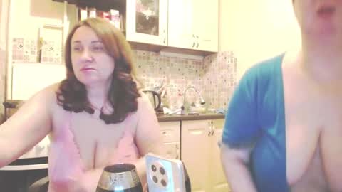 Snapshot of donnalimadonna chatting on January 15, 2025, 7:01 pm Tatiana 43 curvy sexy body and Joanna redhead 39 years online show from January 15, 2025, 7:01 pm