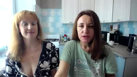 Snapshot of donnalimadonna chatting on September 10, 2025, 7:52 am Tatiana 43 curvy sexy body and Joanna redhead 39 years online show from September 10, 2025, 7:52 am