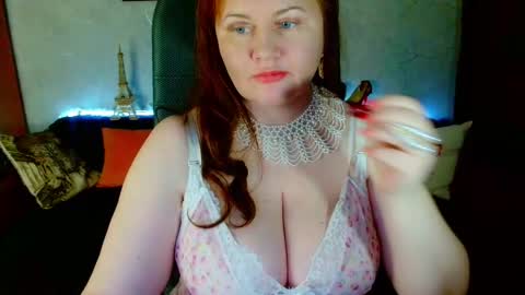 Snapshot of doraross chatting on December 16, 2025, 2:00 pm Dora online show from December 16, 2025, 2:00 pm