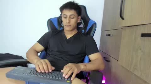 Snapshot of dorman_boy chatting on November 25, 2025, 2:44 am dorman_boy online show from November 25, 2025, 2:44 am