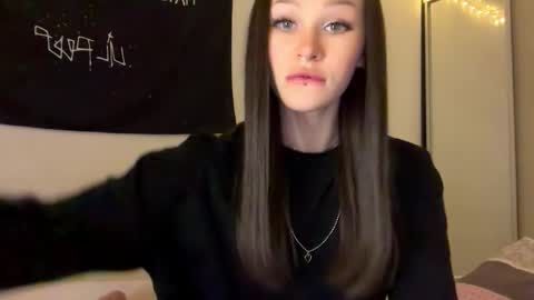 MOLLYYYY dont forget to give me a thumb up online show from October 31, 2025, 12:17 pm