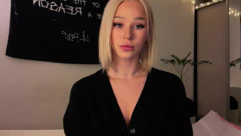 MOLLYYYY dont forget to give me a thumb up online show from April 27, 2026, 1:42 pm