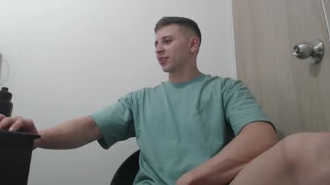 Snapshot of draco_boy2000 chatting on October 31, 2025, 9:38 pm draco_boy2000 online show from October 31, 2025, 9:38 pm