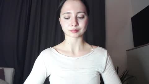 Nicole online show from November 28, 2025, 3:04 pm