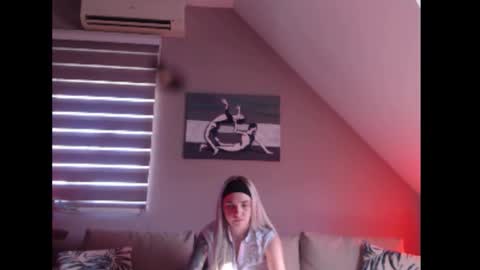 A girl online show from November 4, 2025, 9:52 am