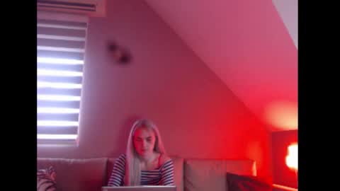 A girl online show from December 18, 2025, 8:20 am