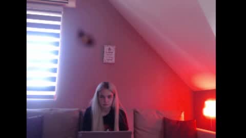 A girl online show from May 14, 2026, 7:48 am