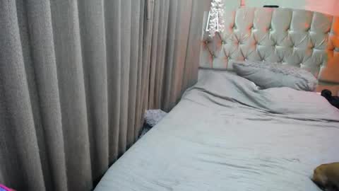 Snapshot of dreams_sophi chatting on June 8, 2026, 3:51 am Sophia online show from June 8, 2026, 3:51 am