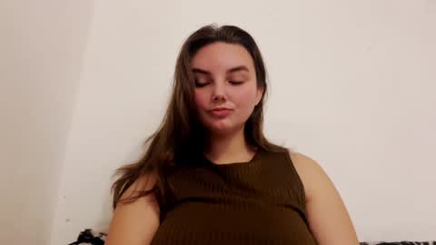 Snapshot of dreamyblushfairy chatting on December 4, 2024, 12:25 pm Mila online show from December 4, 2024, 12:25 pm