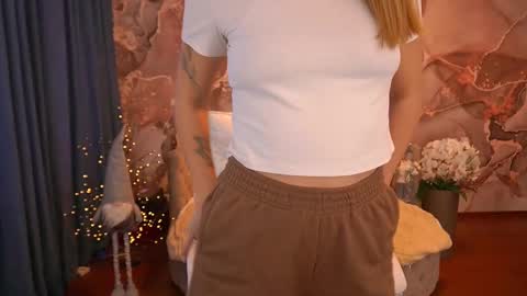 Snapshot of dreamylinaaa chatting on December 20, 2024, 8:06 am Lina online show from December 20, 2024, 8:06 am