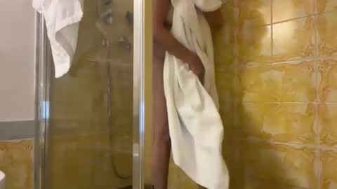 Snapshot of drresa chatting on October 4, 2025, 12:47 pm Dr. Resa online show from October 4, 2025, 12:47 pm