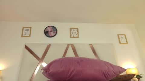 DULCE AURORA online show from March 12, 2025, 3:35 am