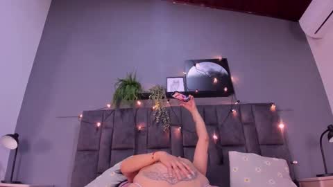 DULCE AURORA online show from November 4, 2025, 2:43 am