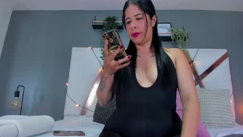 DULCE AURORA online show from April 25, 2026, 2:58 am