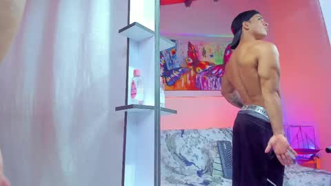 dwayne_esteven10 online show from May 5, 2026, 9:34 pm