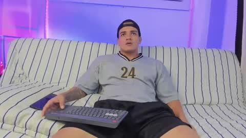 dwayne_esteven10 online show from May 11, 2026, 8:50 pm