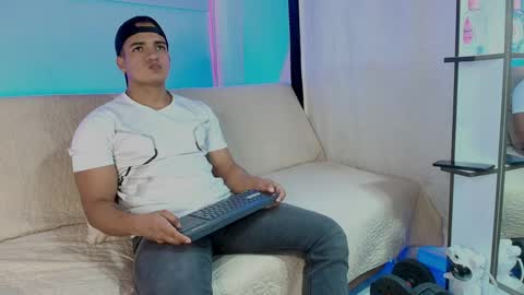 dwayne_esteven10 online show from June 1, 2026, 7:59 pm