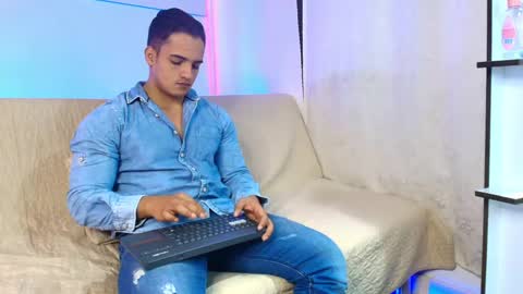 dwayne_esteven10 online show from June 7, 2026, 8:45 pm