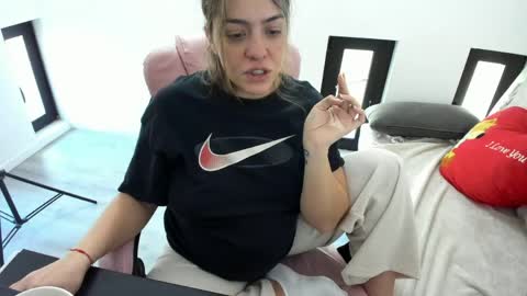 dayana online show from May 3, 2026, 5:02 am