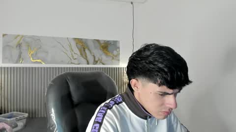 dyla_n18_ online show from April 27, 2026, 9:13 pm