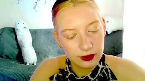 Snapshot of earn_my_lily chatting on April 17, 2026, 7:33 am Lily online show from April 17, 2026, 7:33 am