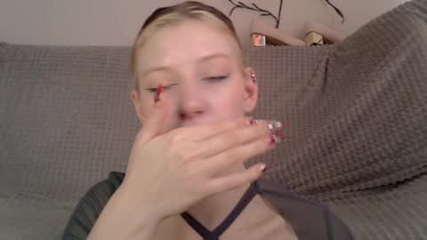 Snapshot of earn_my_lily chatting on May 5, 2026, 6:32 am Lily online show from May 5, 2026, 6:32 am