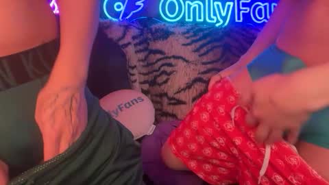 Snapshot of eastinwestin chatting on March 6, 2026, 8:44 am eastinwestin online show from March 6, 2026, 8:44 am