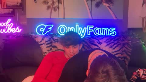 Snapshot of eastinwestin chatting on March 7, 2026, 8:11 am eastinwestin online show from March 7, 2026, 8:11 am