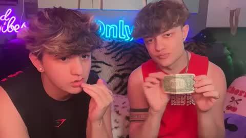 Snapshot of eastinwestin chatting on April 3, 2026, 7:17 am eastinwestin online show from April 3, 2026, 7:17 am