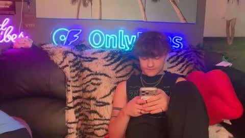 Snapshot of eastinwestin chatting on April 5, 2026, 7:27 am eastinwestin online show from April 5, 2026, 7:27 am