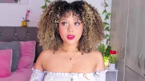 Snapshot of ebony_curly2 chatting on October 22, 2025, 2:34 am isa online show from October 22, 2025, 2:34 am