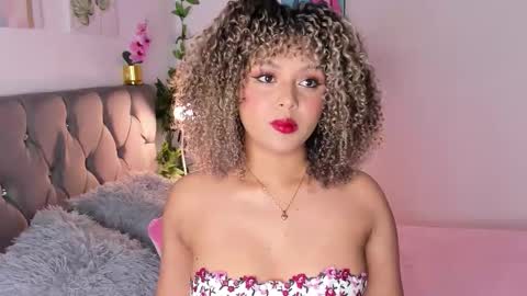 Snapshot of ebony_curly2 chatting on October 26, 2025, 12:05 am isa online show from October 26, 2025, 12:05 am
