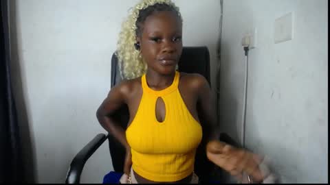 Snapshot of ebony_petitegirl chatting on June 1, 2026, 8:32 pm Lilly online show from June 1, 2026, 8:32 pm
