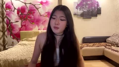 Snapshot of edinabluett chatting on May 19, 2026, 5:52 pm Eri online show from May 19, 2026, 5:52 pm