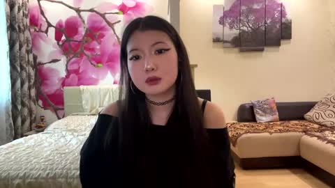 Snapshot of edinabluett chatting on June 3, 2026, 5:18 pm Eri online show from June 3, 2026, 5:18 pm