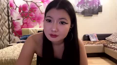 Snapshot of edinabluett chatting on June 16, 2026, 7:05 pm Eri online show from June 16, 2026, 7:05 pm